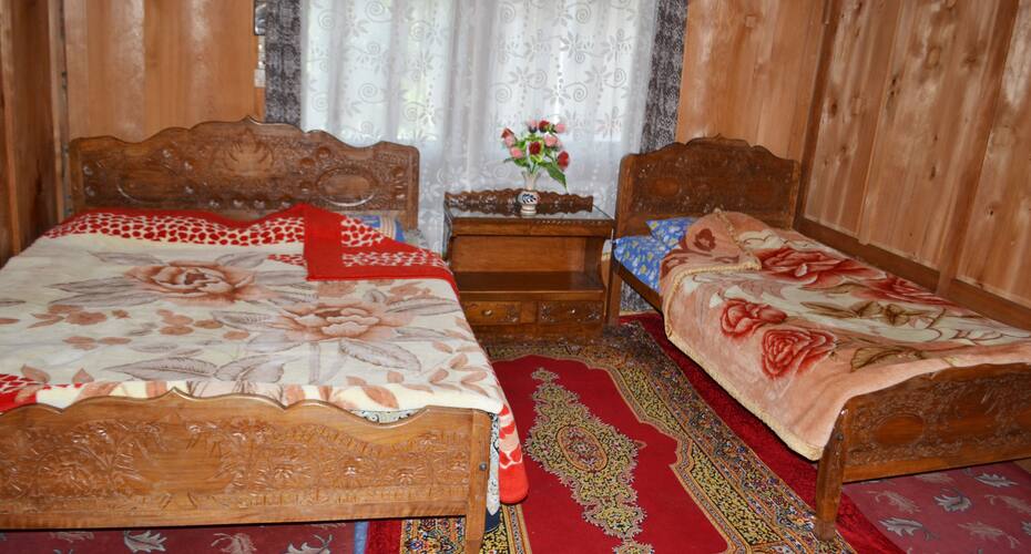 Miss India Houseboat, Srinagar 4